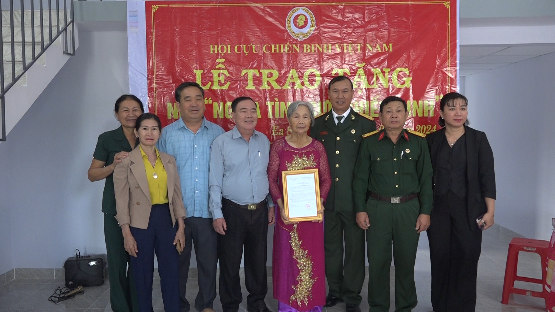 Hình ảnh các đơn vị trao tặng nhà cho hội viên Lê Thị Lạng